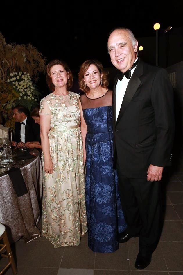 Angela Stelzer de Canales, Silvia Marroquín y Fernando Canales