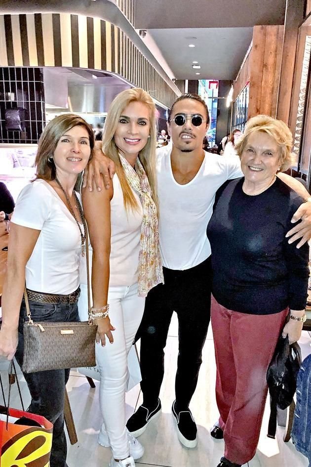Con 'Salt Bae' en su restaurant Nusr-Et Steakhouse en Nueva York. Lo acompañan Paula Lepeley Cambiaso, Vero Lepeley Cambiaso y Marcela Cambiaso