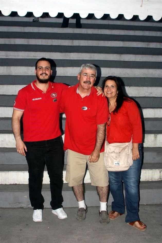 Mauricio y Juan Carlos Hernández y Claudia Bladé