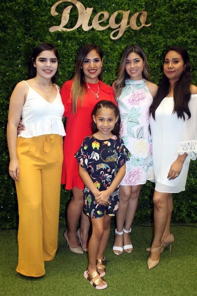 Johanna Martínez, Valentina Buentello, Lilly Martínez de Buentello,  Cynthia Hernández de Martínez y Jéssica Nava