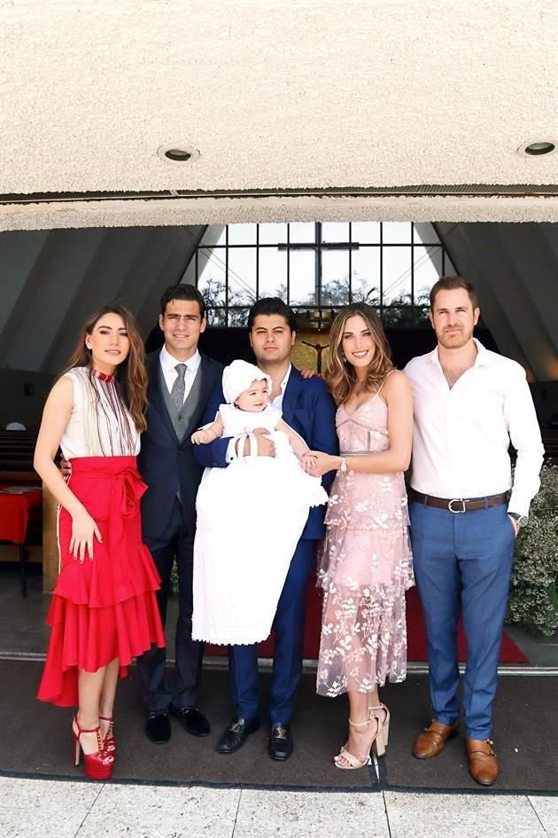 Adriana Briseño, Antonio Briseño, Alejandro Nájar con la bautizada, Alethia Sada de Briseño yAlejandro Martínez