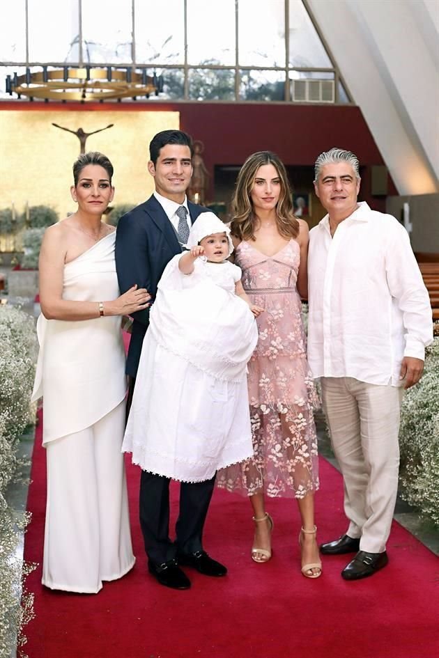 Adriana Vázquez de Briseño, Antonio Briseño con la bautizada, Alethia Sada de Briseño y Antonio Briseño