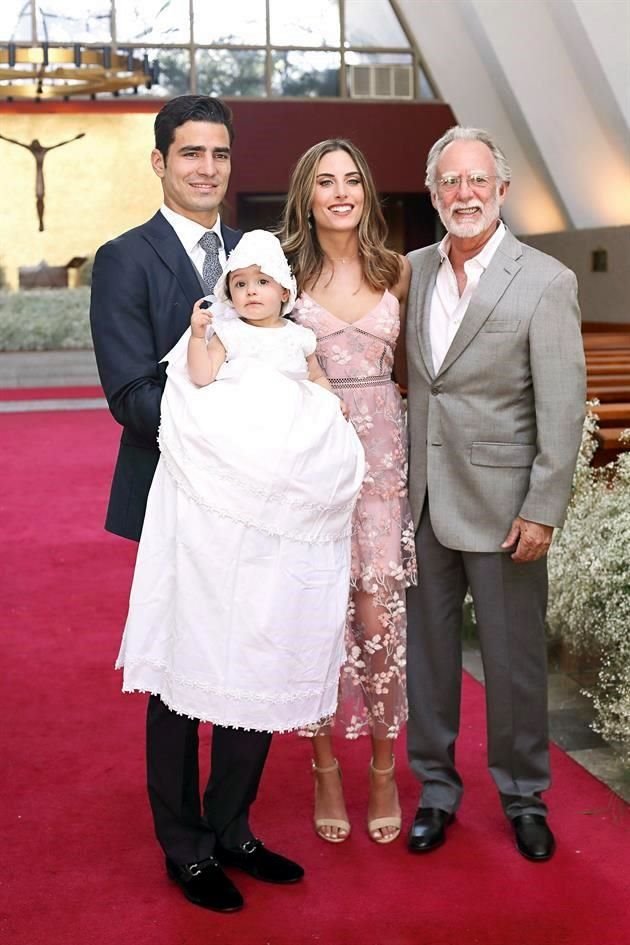 Antonio Briseño con la bautizada, Alethia Sada de Briseño y Alejandro Sada Quirós