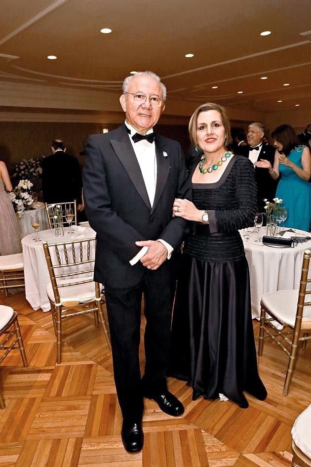 Humberto Hernández Haddad y Adriana Menchaca