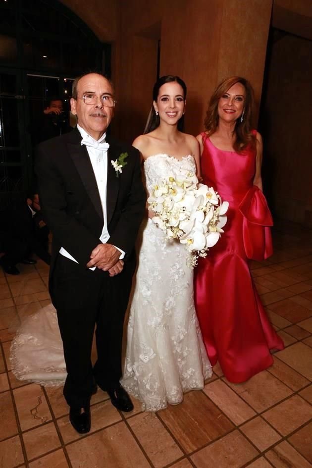 La novia con sus papás, René Rodríguez y Laura Garza de Rodríguez