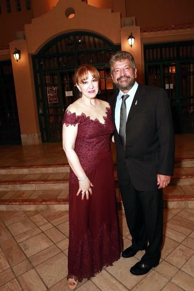 Ana María Ochoa de González y Luis Manuel González