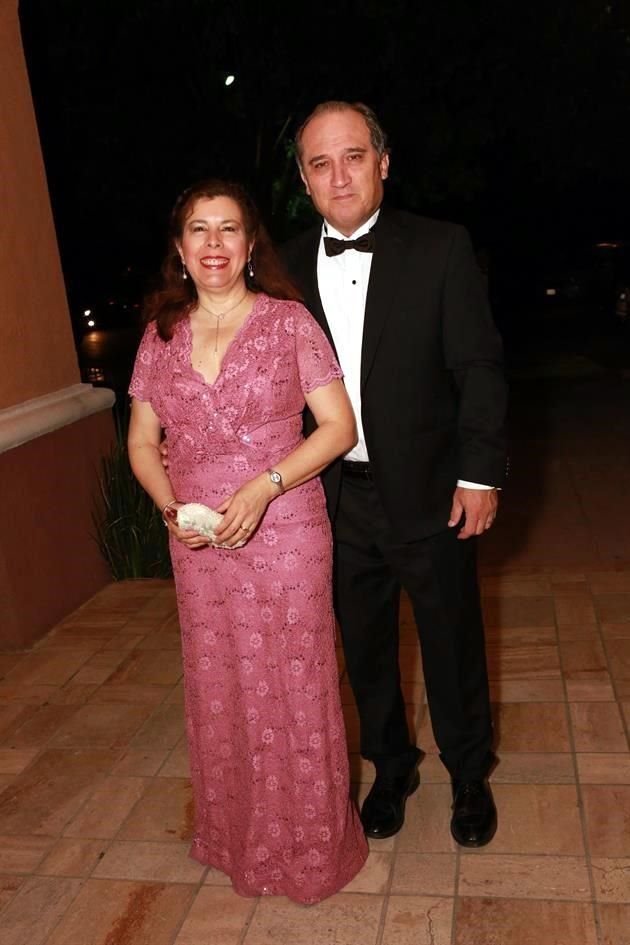 Beatriz Garza de Martínez y Daniel Martínez