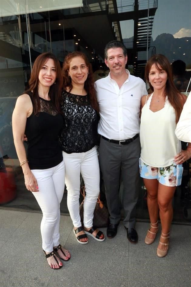Cecilia García De León, Daphne Newell, Carlos García y Marcela García
