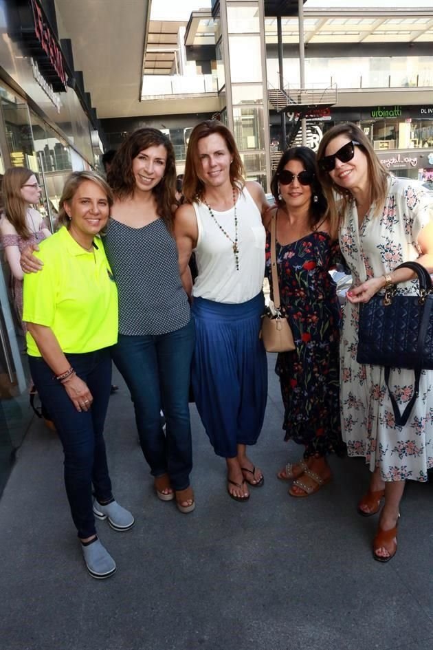 Rebeca Garza Bueron, Iliana Casarín de Sada, Rosa María Oliver de Blanco, Mercedes Anastas de Maiz y Gaby Sada de Clariond