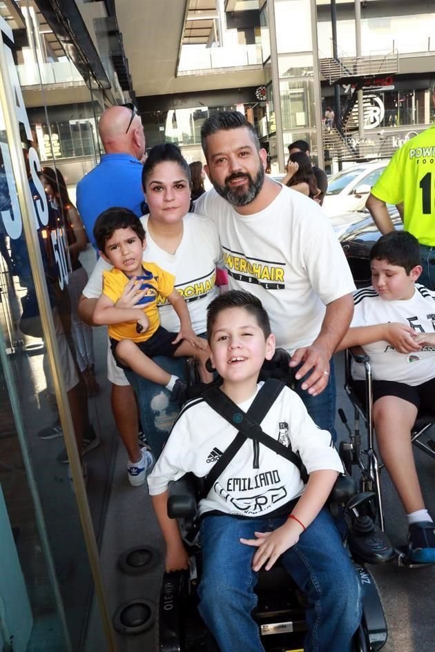 Sebastian Sampayo, Mary Ondarza, Raúl Sampayo y Emiliano Sampayo