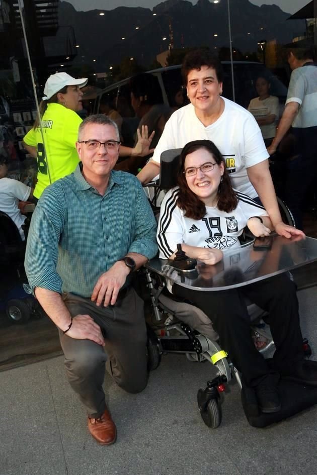 Xavier Pérez, Andrea Pérez y María Antonieta Recendez de Pérez