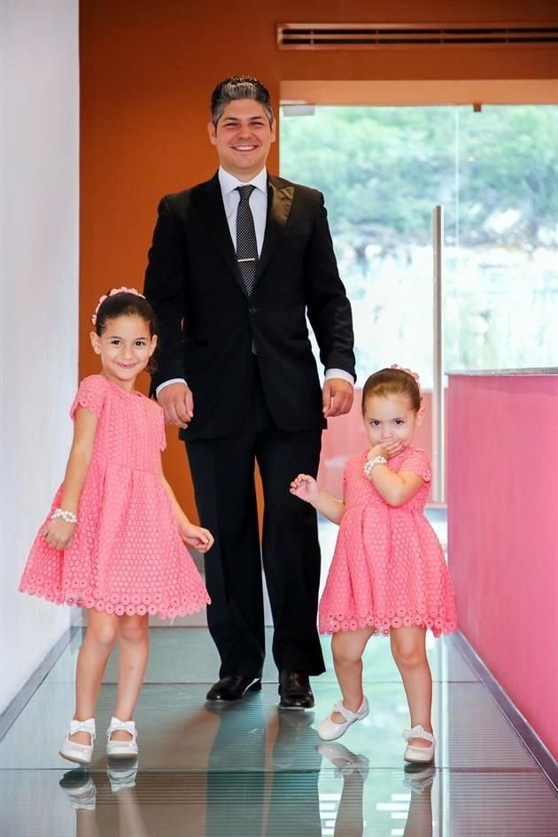 Gerardo González Gutiérrez con Sofía González González y Emilia González González