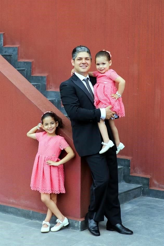Gerardo González Gutiérrez con Sofía González González y Emilia González González