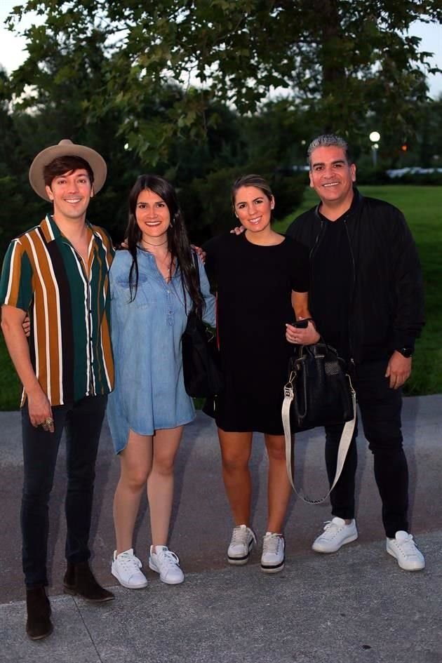 Roger González, Paulina Gómez, Ana Pardo y Raúl Xumalin