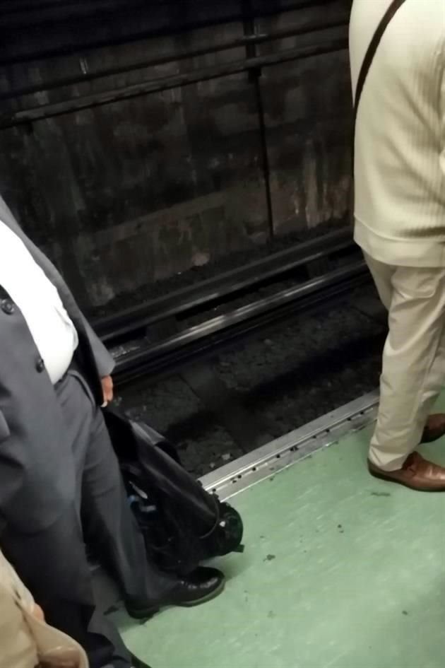 Un convoy del Metro tuvo que ser desalojado mientras recorría la Línea 3, pues presentó fallas en el sistema de cierre de puertas.