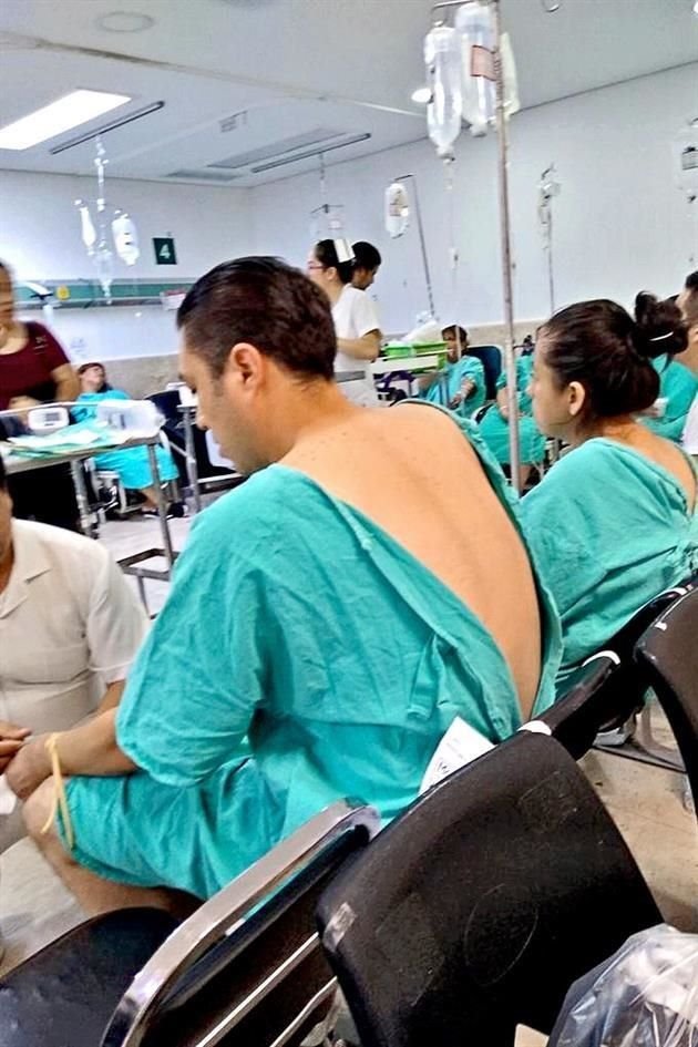 En el Hospital del IMSS frente al Parque de los Venados, en la CDMX, faltan camillas en Urgencias.