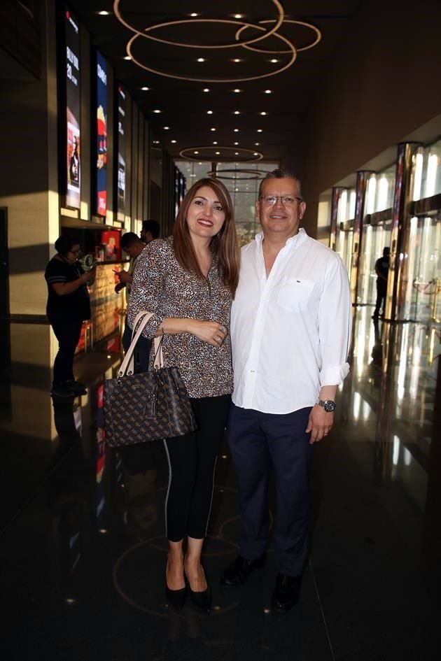 Sandra García de Martínez y Alonso Martínez<br><br>(CUMBRES)