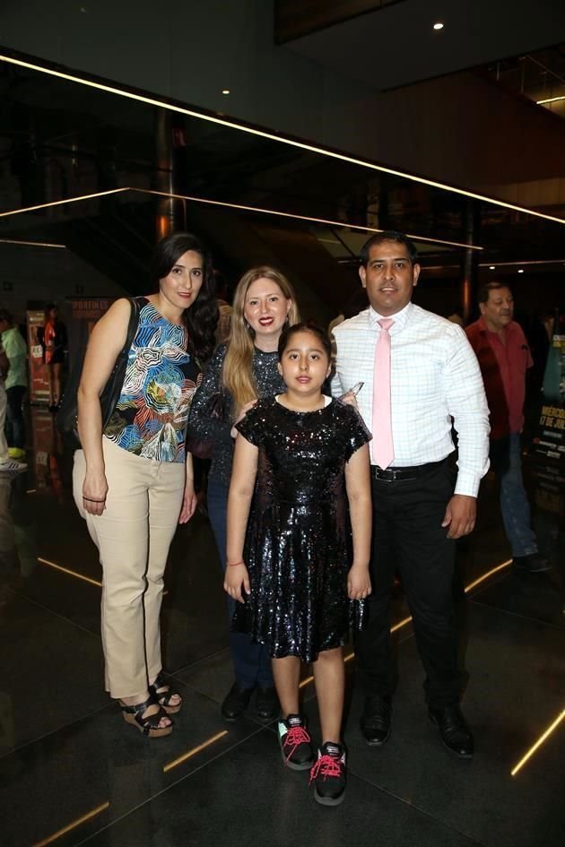 Olivia Diviaz, Lily Santos, Andrea Montoya Santos y Agustín Montoya<br><br>(SILLA)