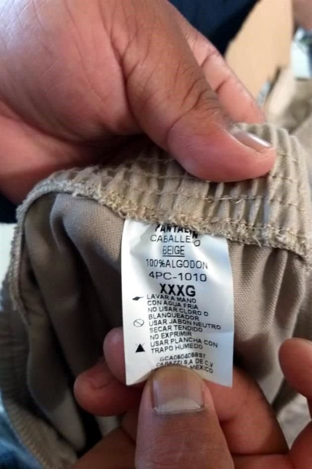 A policías federales que apoyan como agentes migratorios les repartieron uniformes extra grandes, talla XXXG.<br>