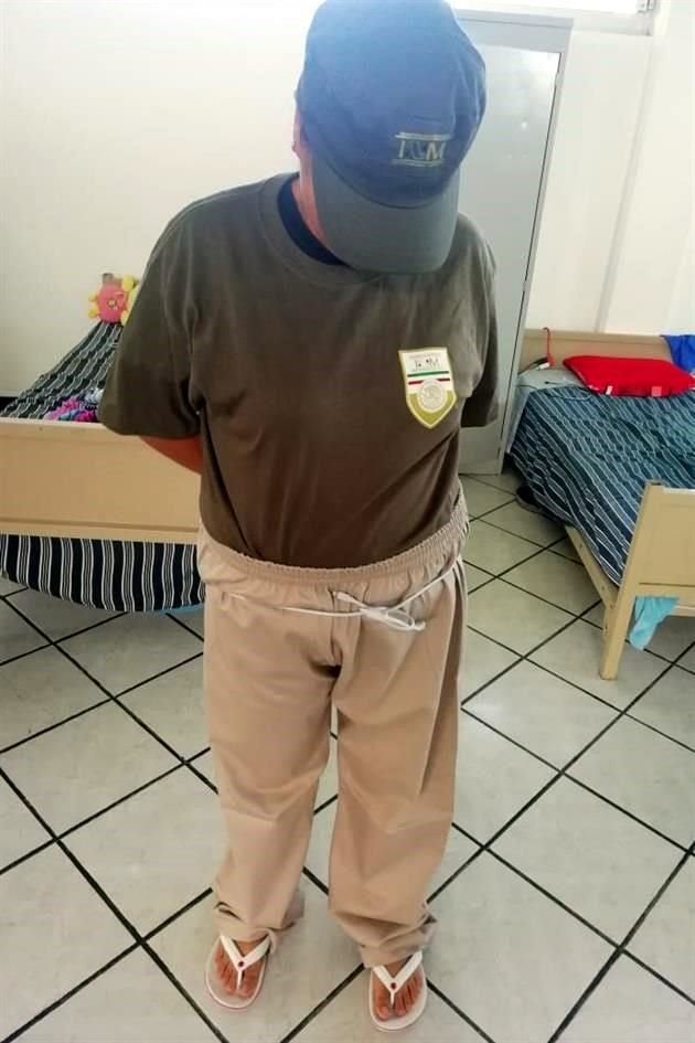 En las imágenes se observa que algunos agentes tienen que usar cordones o lazos para amarrarse el pantalón.