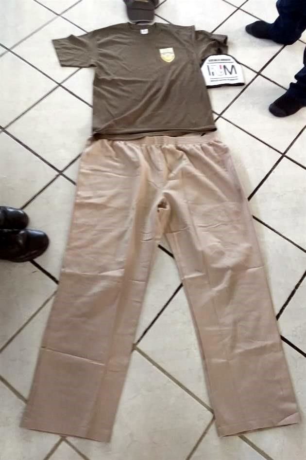 El uniforme consta de pantalón beige, así como playera y gorra de color verde.<br>