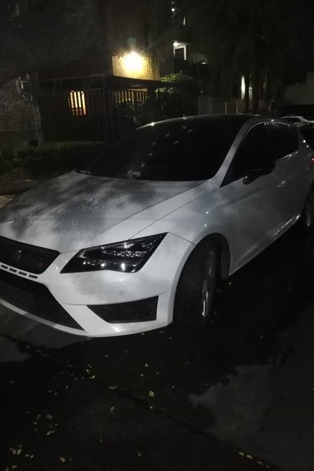 La víctima apareció minutos después, aparentemente ilesa, en Conchita y López Mateos, mientras el automotor fue encontrado en la Colonia La Calma, con 27 impactos de un fusil de asalto.