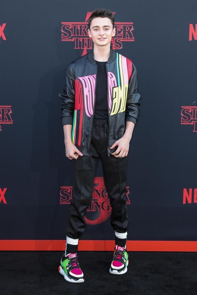 Noah Schnapp, quien encarna a Will, lució casual en un modelo de Fendi alusivo a la moda de los 80.