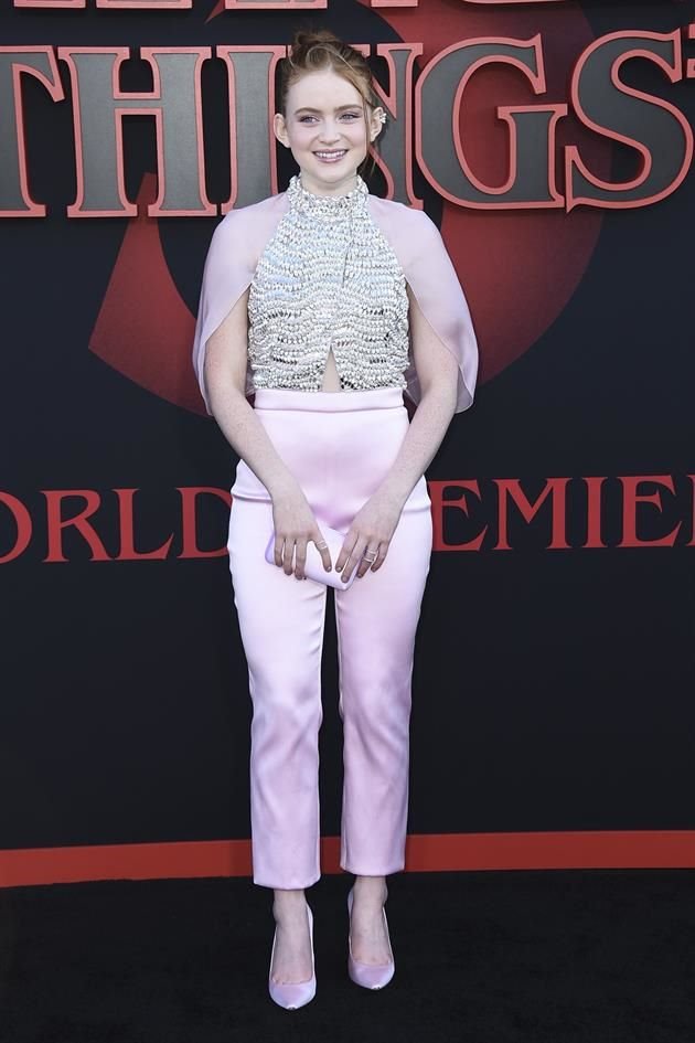 Sadie Sink combinó su conjunto con unos zapatos de Sophia Webster con pedrería.