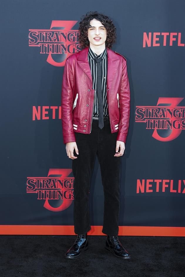 Finn Wolfhard hizo alarde a su faceta de músico con el look rockero que llevó a la premiere.