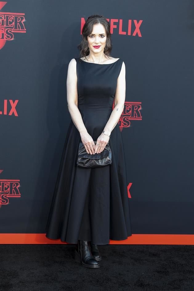 El negro fue el color elegido por la famosa Winona Ryder para posar ante los reflectores.