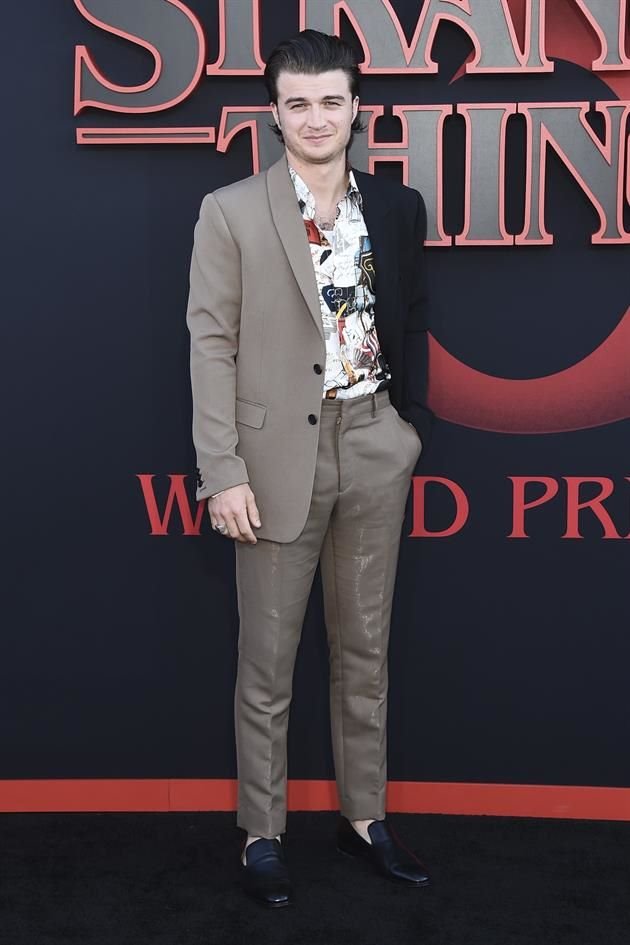 La audaz elección de vestimenta de Joe Keery acaparó la atención en la alfombra.