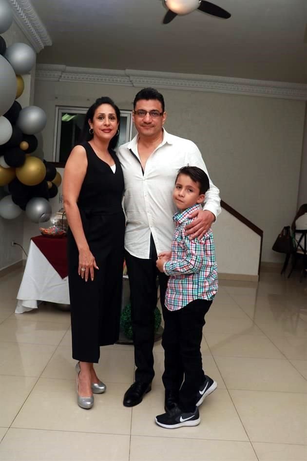 Marcela Mena y Eduardo Hernández y Emiliano Alexander Hernández