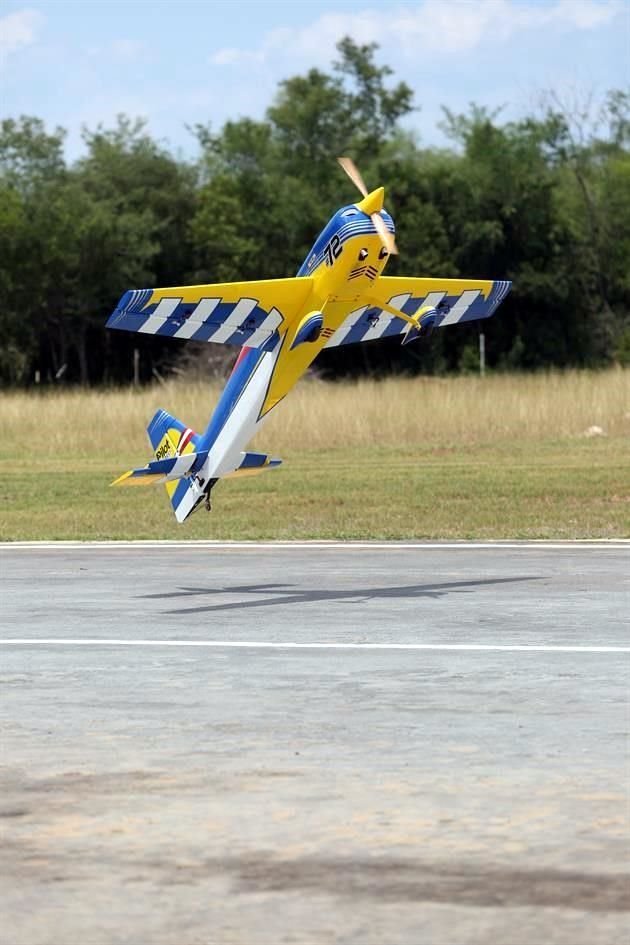 Detalles de aviones a escala