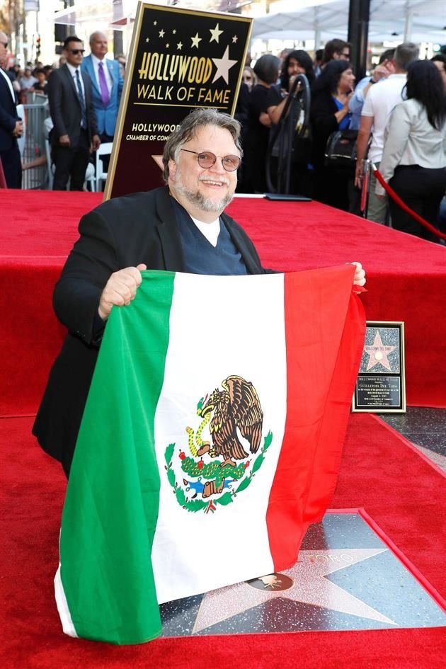 Al recibir el honor, el tapatío sacó una réplica de la bandera de México y la alzó con orgullo.