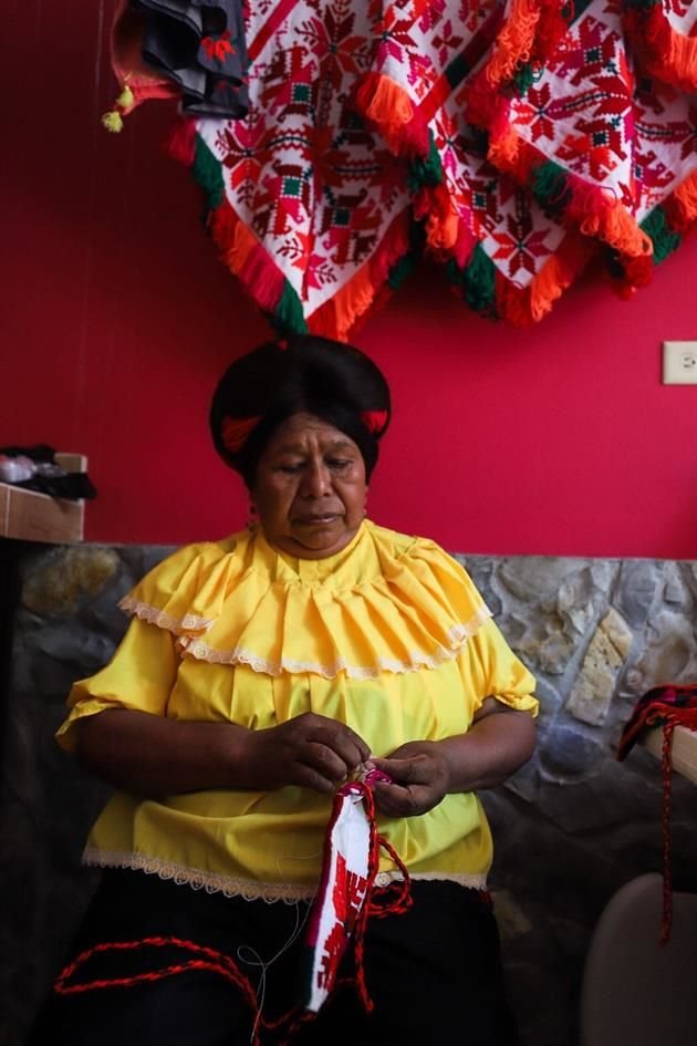 En el Pueblo Mágico de Aquismón, San Luis Potosí, se encuentra el Mercado de artesanías La Mora, en donde se puede observar a las mujeres de la comunidad tének bordando hermosas piezas textiles.