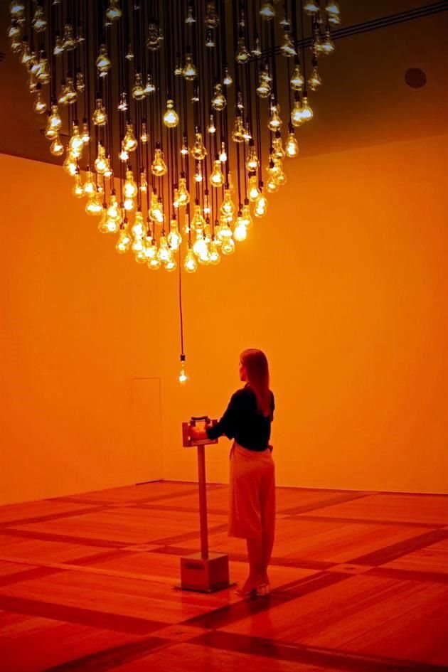 Las obras de Rafael Lozano-Hemmer sienten y vigilan, como en 'Espiral de Corazonadas', 300 focos que parpadean al ritmo cardiaco de los asistentes.
