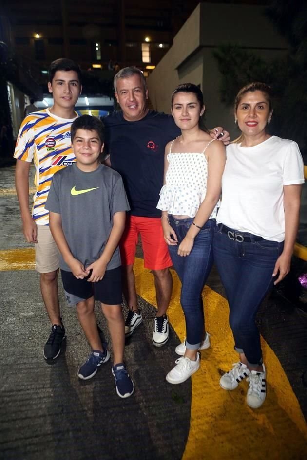 Mauricio Vanegas, Rolando Vanegas, Ennia Vanegas, Gabriela García de Vanegas y Patricio Vanegas