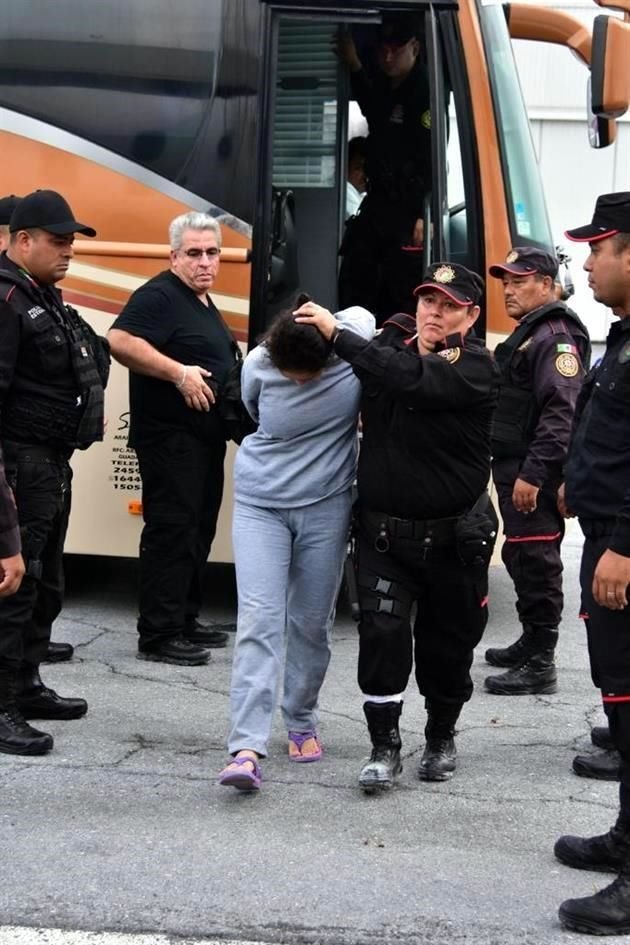 La fuente agregó que el grupo de hombres fue trasladado durante la madrugada vía terrestre en cuatro autobuses, con destino al penal número 12 en Ocampo, Guanajuato.