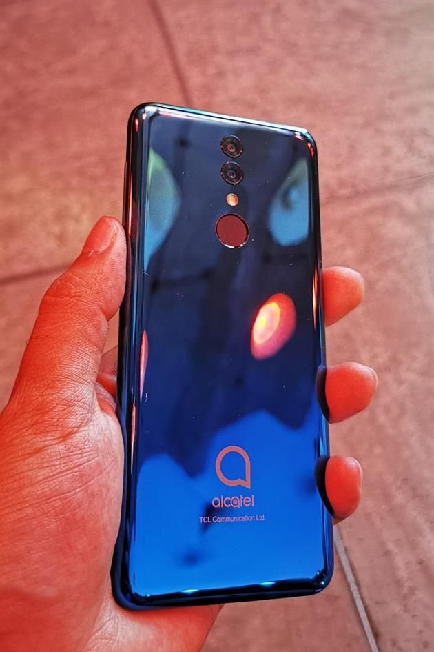 El Alcatel 3 2019 tiene unos acabados de negro gradiente y morado gradiente para degradar los colores y darles un atractivo efecto al exponerlos a la luz.