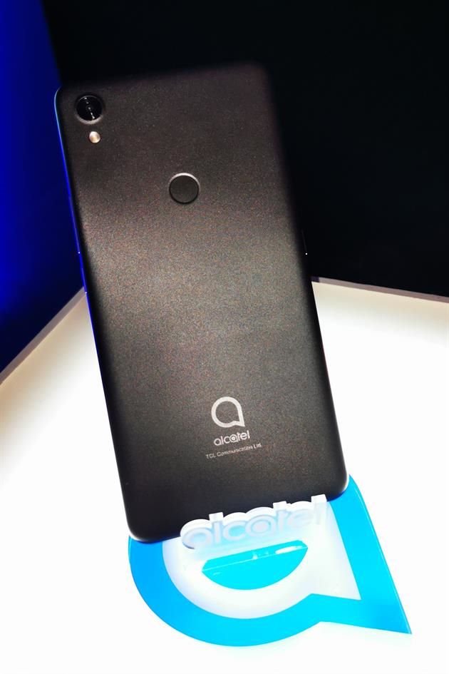 El Alcatel 3C 2019 tiene un acabado texturizado para facilitar el agarre, además de alojar un lector de huella en la parte trasera y una sola cámara de 13 MP