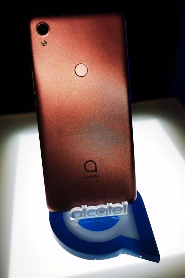 El Alcatel 3C 2019 también contará con un modelo rosado.