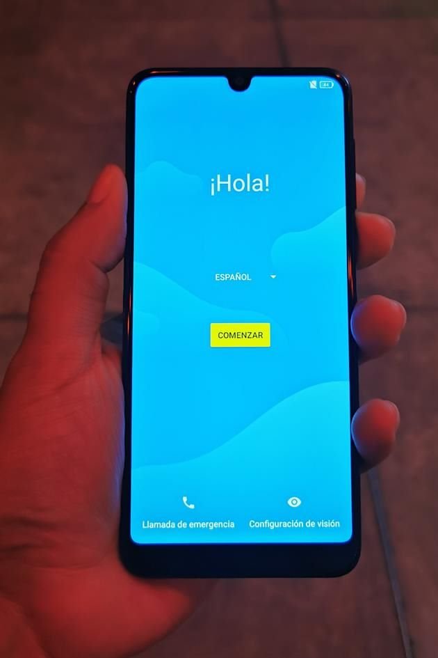 La pantalla HD+ de 5.9 pulgadas del Alcatel 3 2019 aloja una cámara frontal de 13 MP, dentro de una muesca en forma de 'U'.