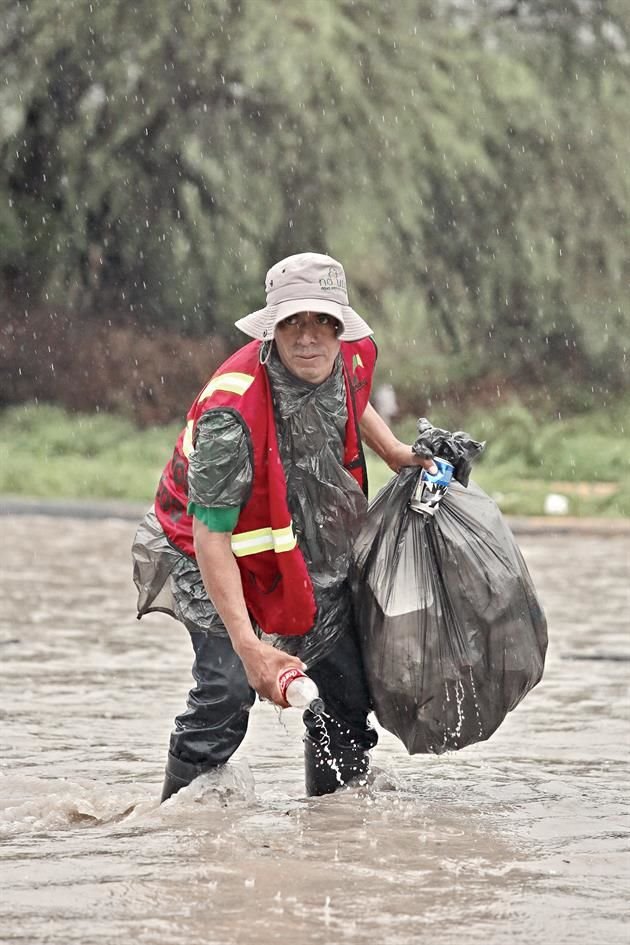 Una brigada de limpieza urgente realizaron militares en zonas colapsadas.