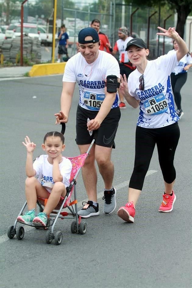 Lilia Salinas, Celso Flores y
Leonor Salinas