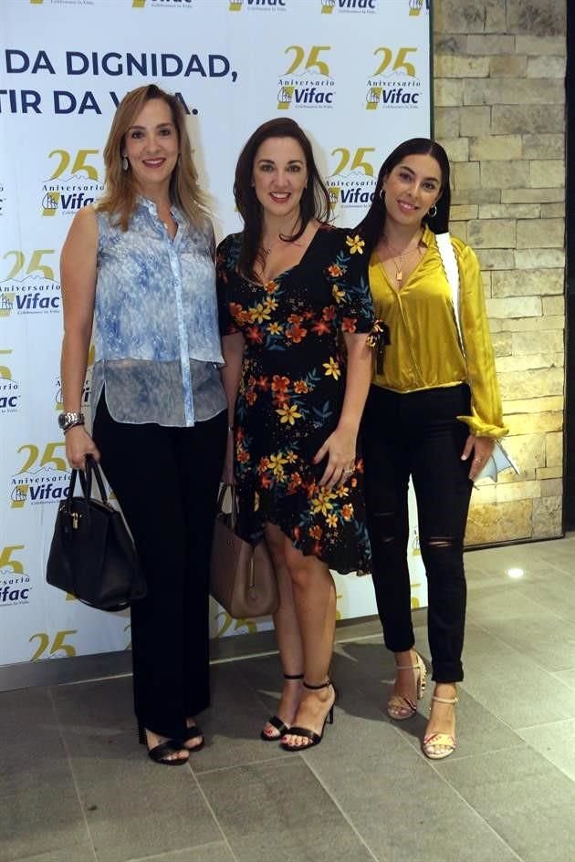 María Isabel Garza de Salvador, Magaly Amparán de Villarreal y Valeria Villarreal Amparán