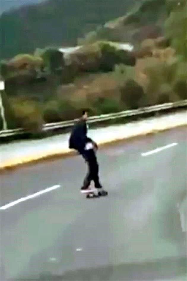 A Adrián Williams le gustaba bajar en patineta en la zona de San Ángel y subir sus videos a Instagram. Aquí aparece unos días antes del accidente.