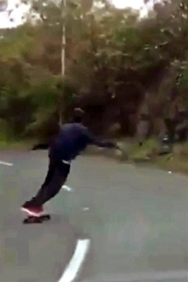 A Adrián Williams le gustaba bajar en patineta en la zona de San Ángel y subir sus videos a Instagram. Aquí aparece unos días antes del accidente.