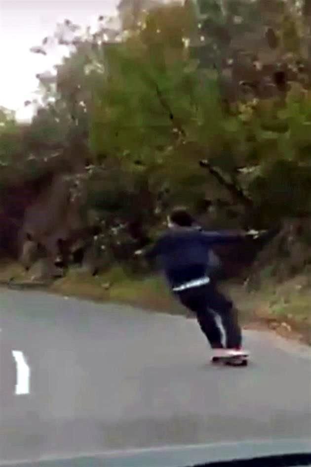 A Adrián Williams le gustaba bajar en patineta en la zona de San Ángel y subir sus videos a Instagram. Aquí aparece unos días antes del accidente.