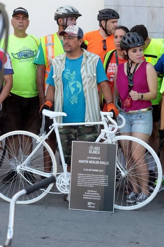 En memoria de Martín Merlón, ciclista atropellado se colocó una bicicleta blanca.