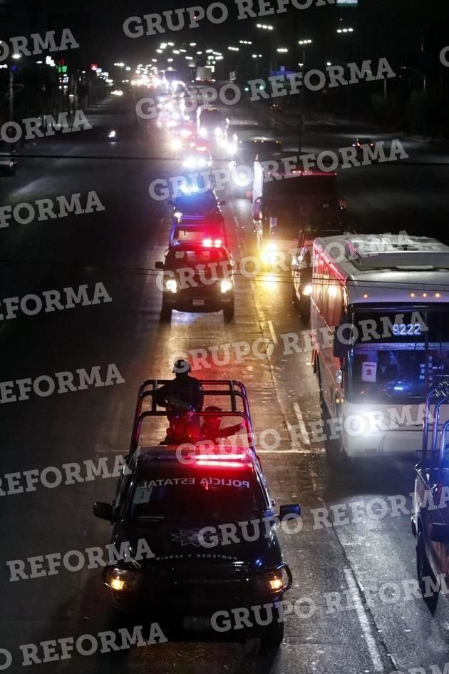 A las 3:54 horas salió el primer autobús de internos custodiados por elementos policiacos.